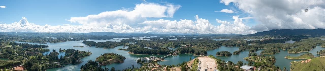 Panorámica de un lago entre colinas de Antioquia, en el chat de San Pedro de los Milagros