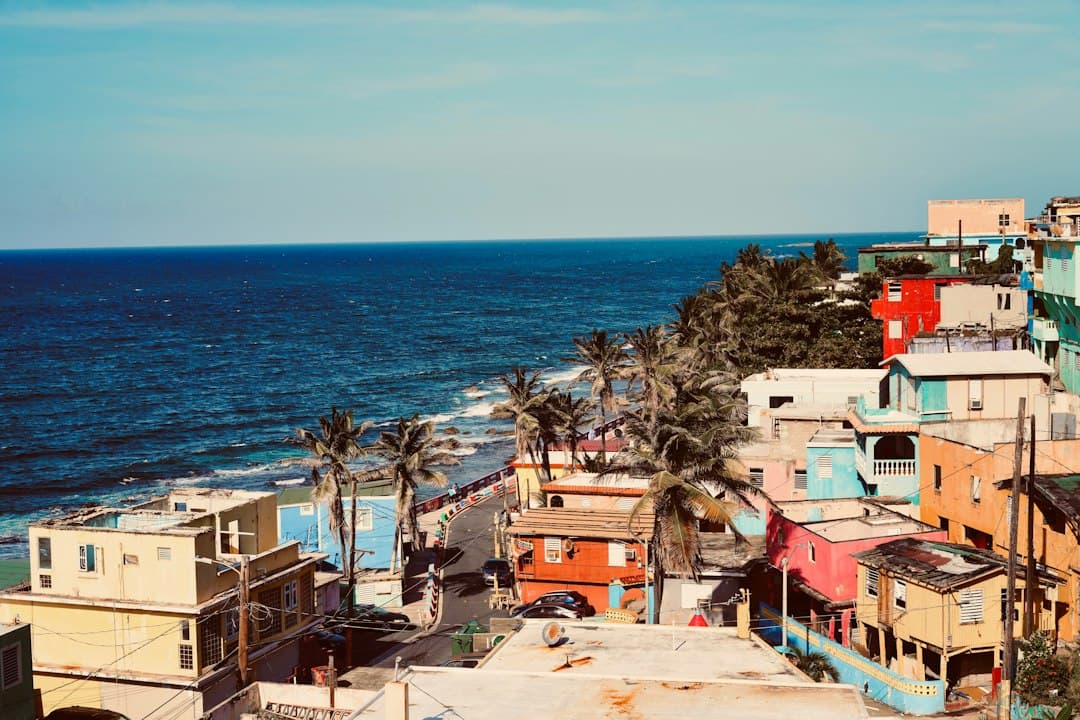 Playa con un conjunto de edificios detrás, en el chat de Naguabo