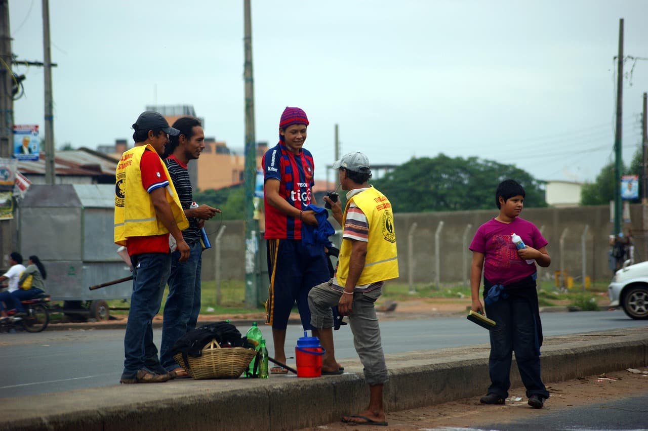 Niños caminando por una carretera limpia, en el chat de Tobatí