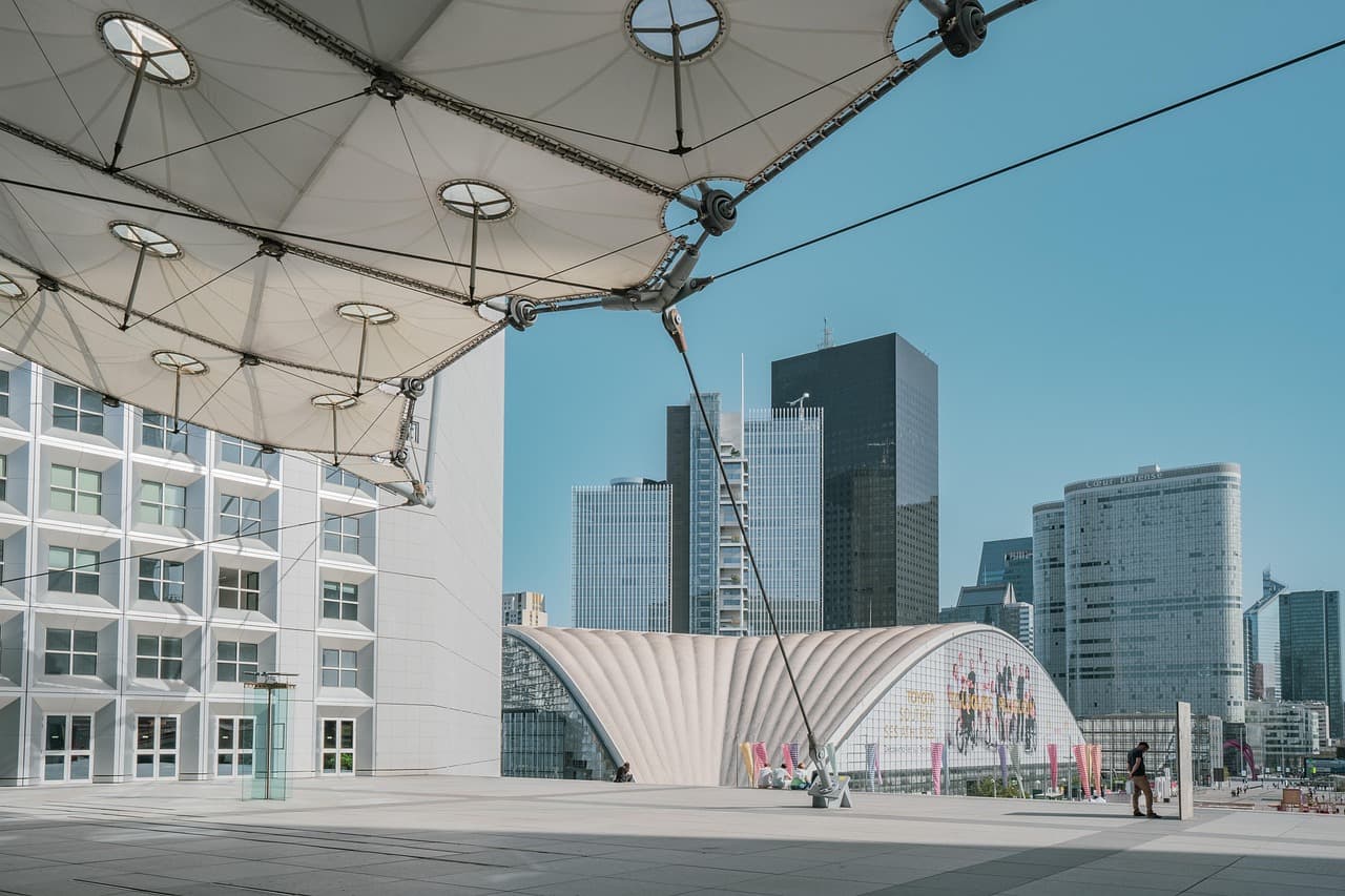 Edificio con un gran arco, en el chat de La Cruz de Río Grande