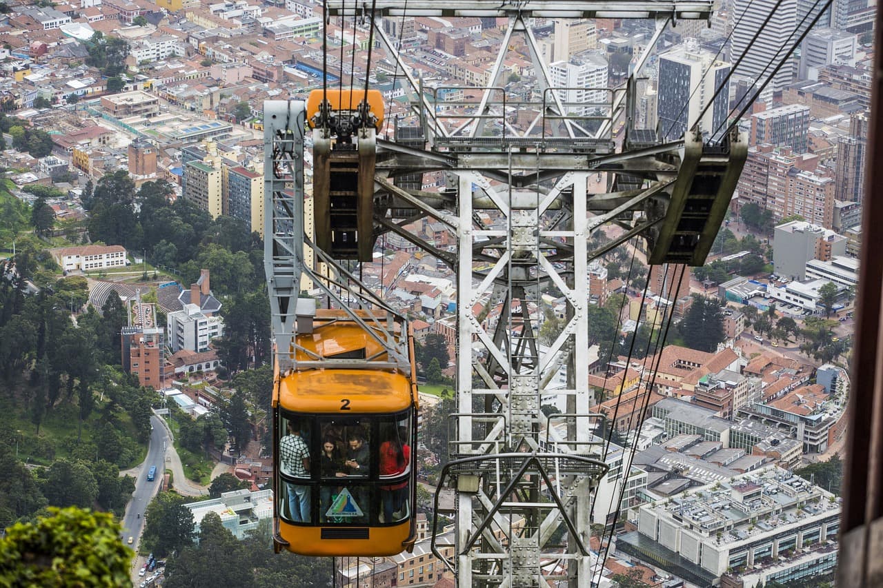 Teleférico sobre un paisaje de Colombia, en el chat de Achí