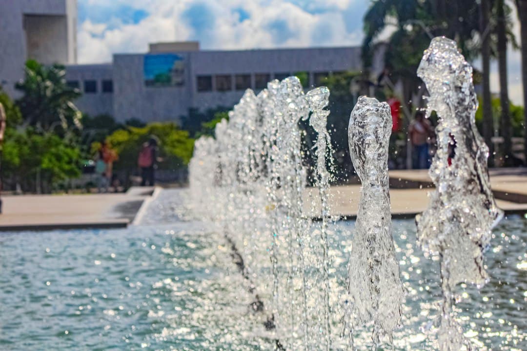 Grupo de fuentes de agua frente a un edificio, en el chat de La Paz