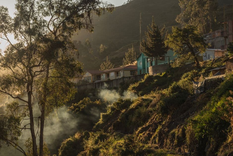 Casas en la ladera al amanecer con niebla, en el chat de Huaytará