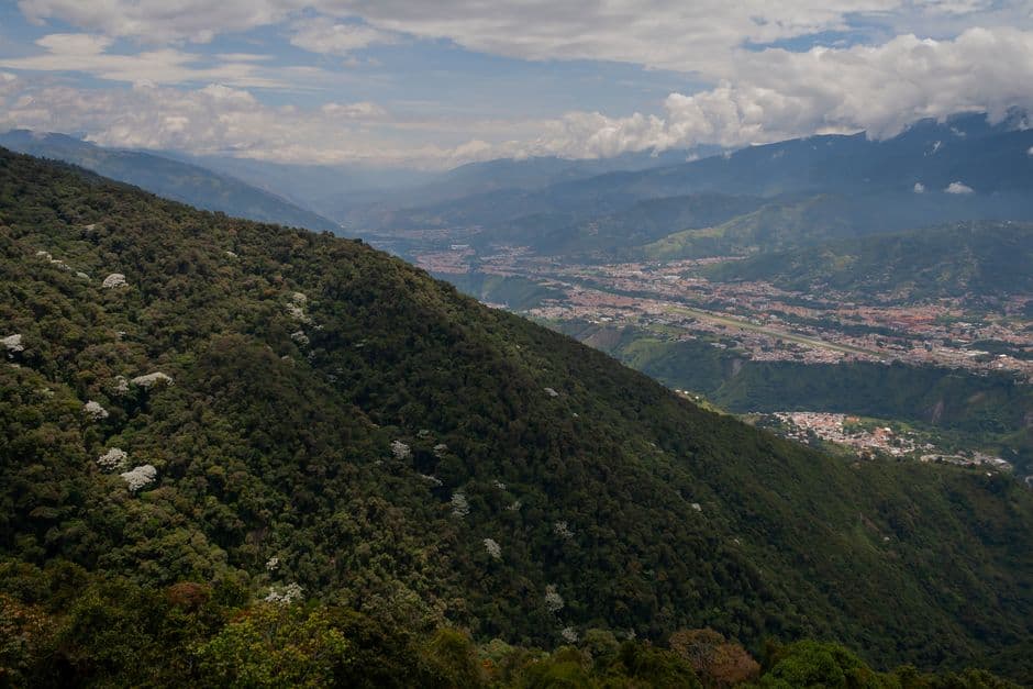 Montañas y valles vistos desde un punto elevado, en el chat de Buchivacoa