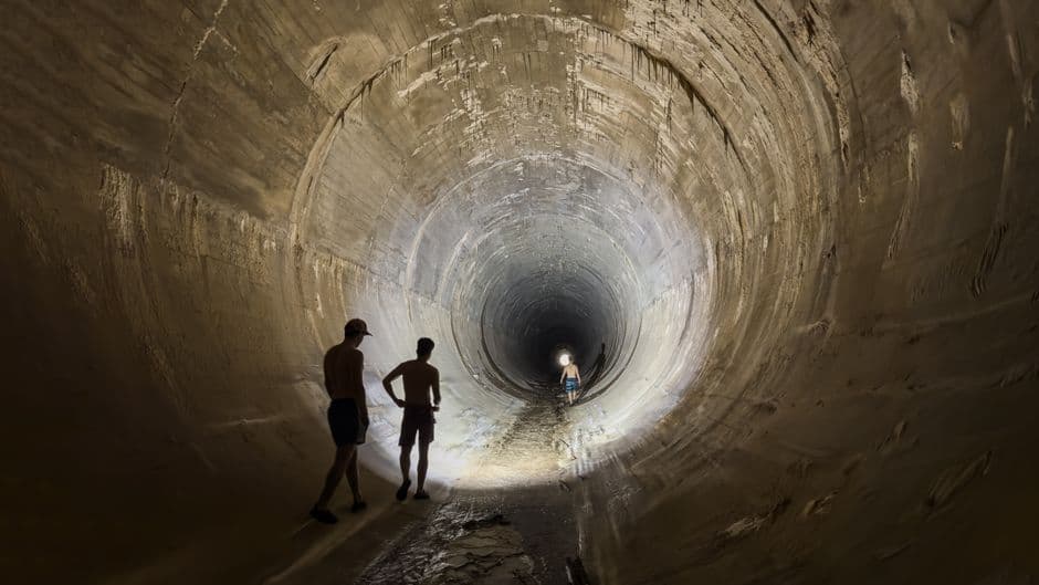 Entrada a un túnel oscuro por explorar, en el chat de Requena