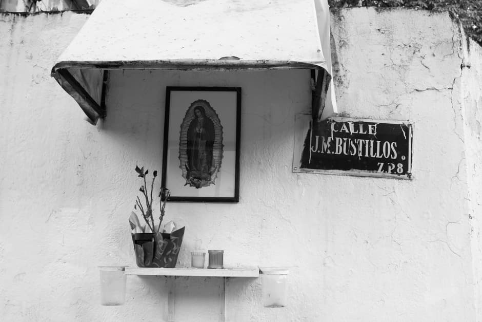 Altar callejero con una imagen religiosa y carteles, en el chat de Guadalupe