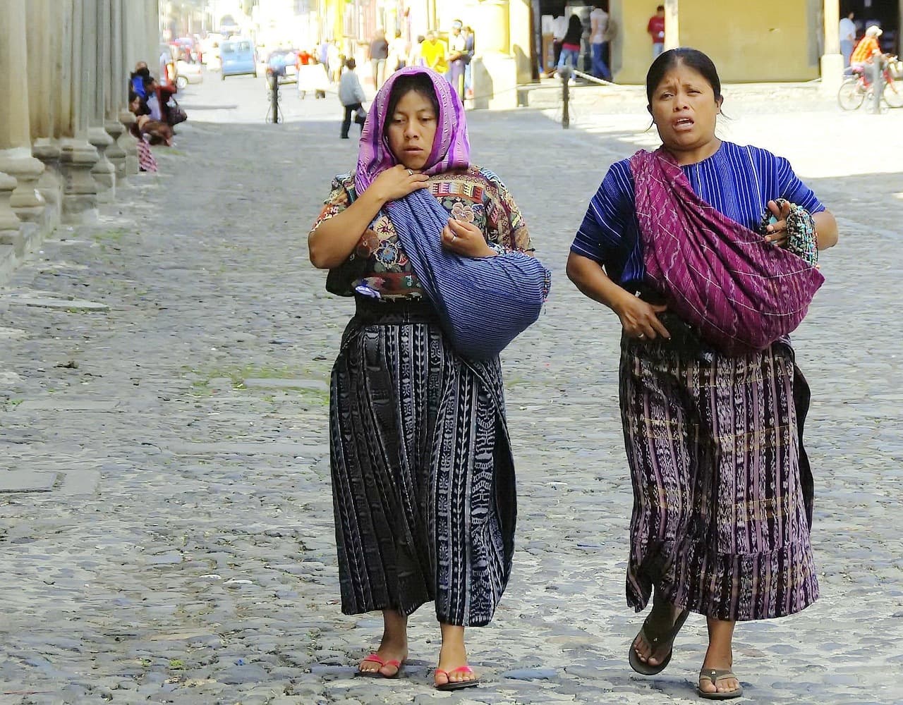 Mujeres campesinas guatemaltecas con trajes tradicionales en una calle, en la sala de chat de Malacatancito