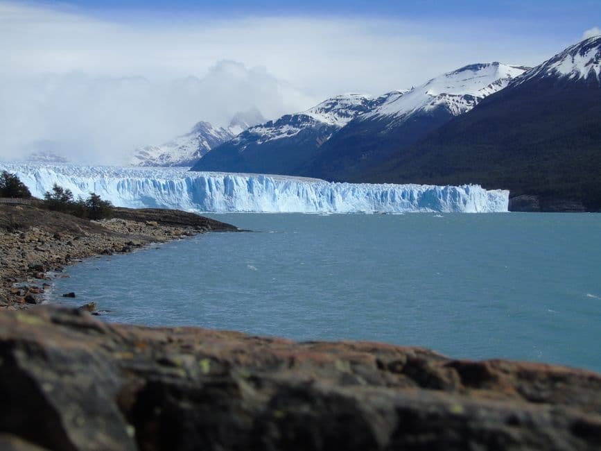 Vista de un lago entre montañas, en el chat de El Calafate