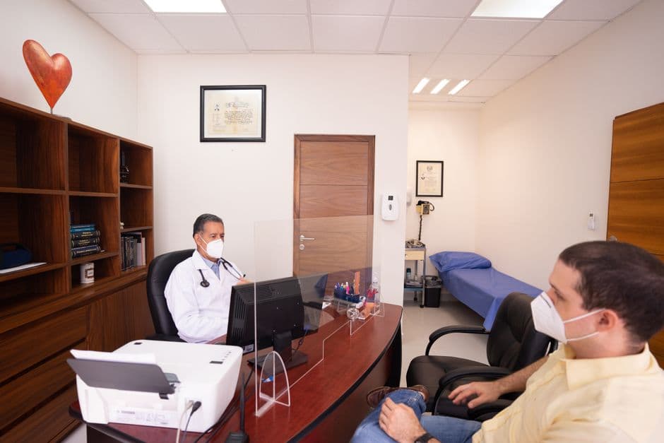 Hombre en una consulta con un médico, en el chat de Doctor Juan León Mallorquín