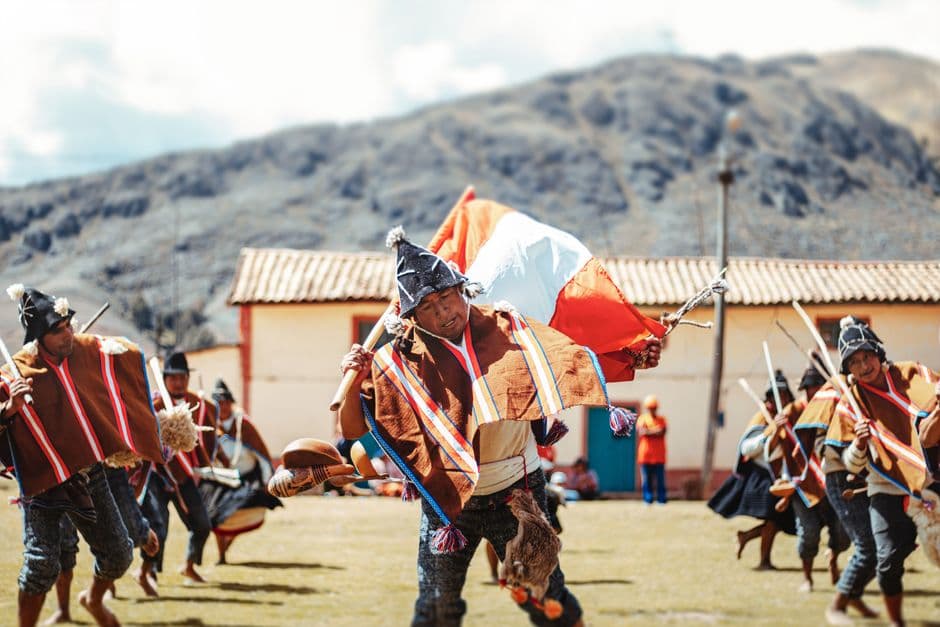 Personas bailando al aire libre con trajes folclóricos, en el chat de La Coipa