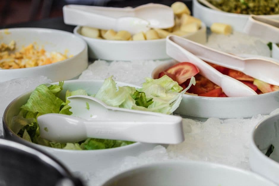 Platos de comida sobre la mesa de un restaurante, en el chat de Saladas