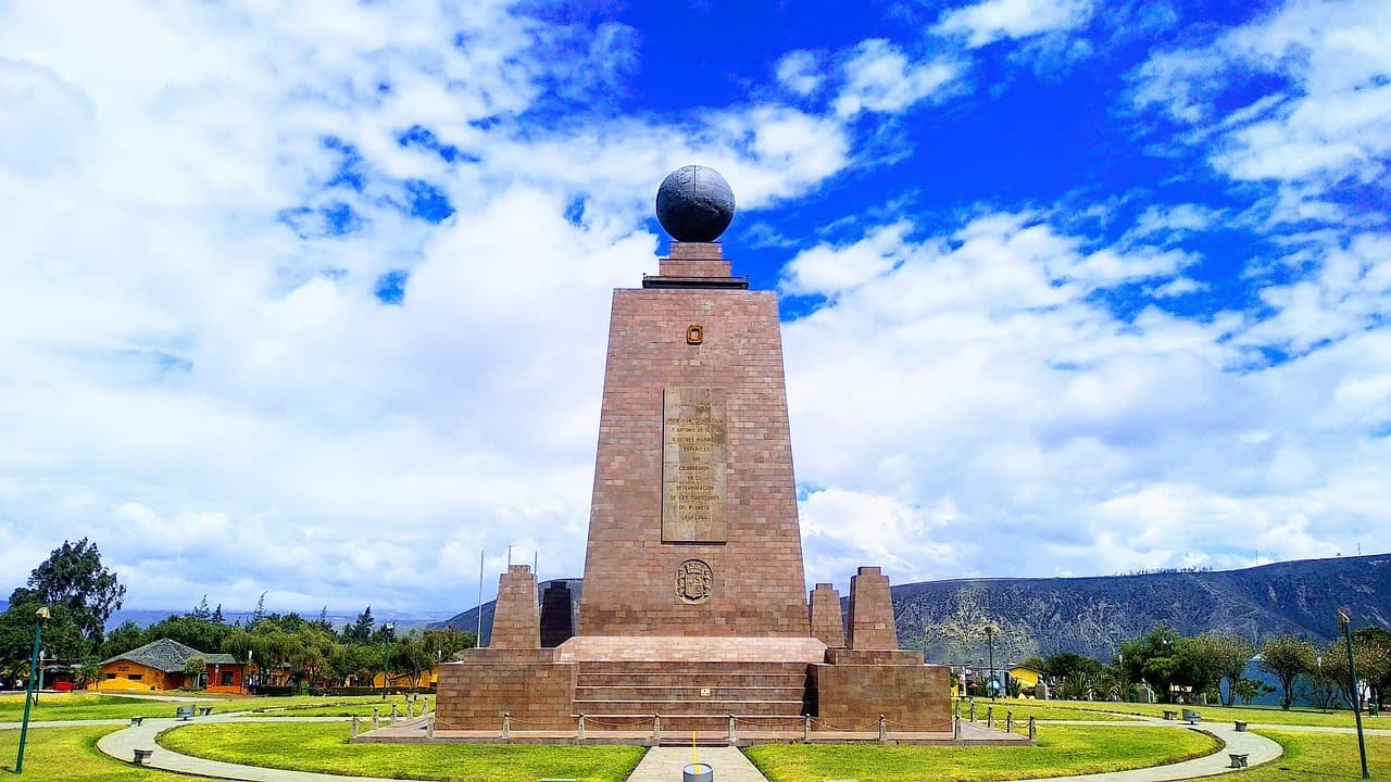 Monumento a la Mitad del Mundo de Ecuador, en el chat de Junín