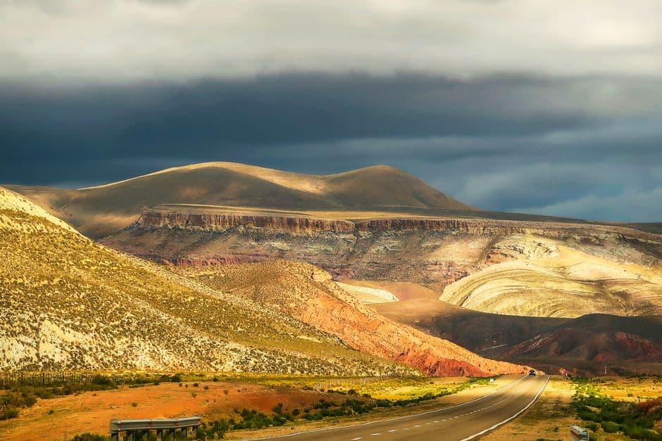 Cordillera montañosa sobre un amplio valle, en el chat de San José