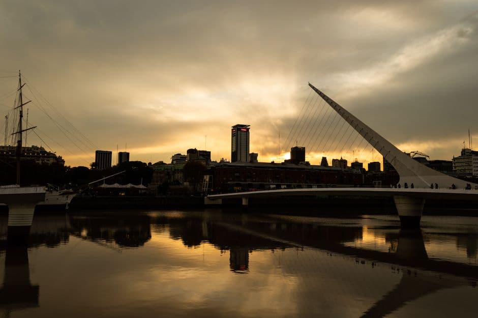 Paisaje urbano y un puente al amanecer, en el chat de La Quiaca