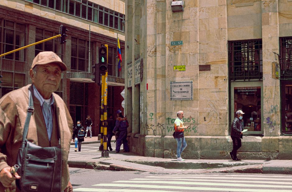 Gente caminando por el lado de la carretera en la sala de chat de Florencia