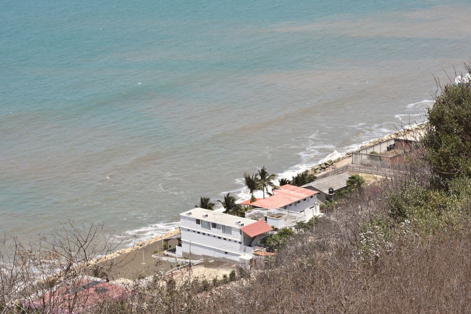 Casas frente a la playa en la costa de Ecuador, en el chat de Bahía de Caráquez