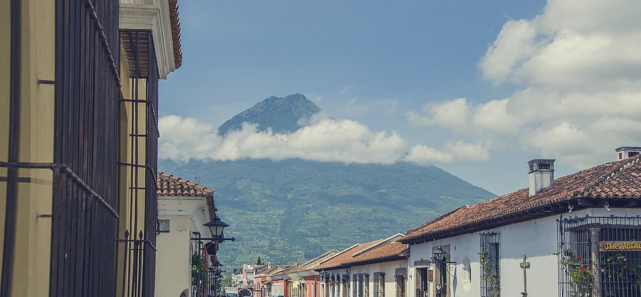 Montañas cubiertas de nubes bajo un cielo azul, en el chat de Guazacapán