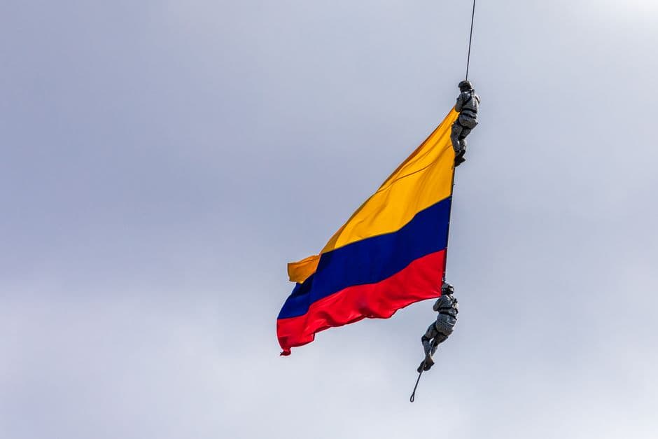 Militares colgados de un cable con una bandera en el aire, en el chat de Repelón