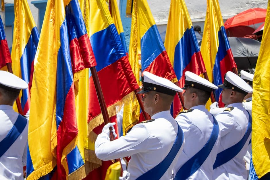 Desfile con banderas de Colombia y oficiales navales, en el chat de Pailitas