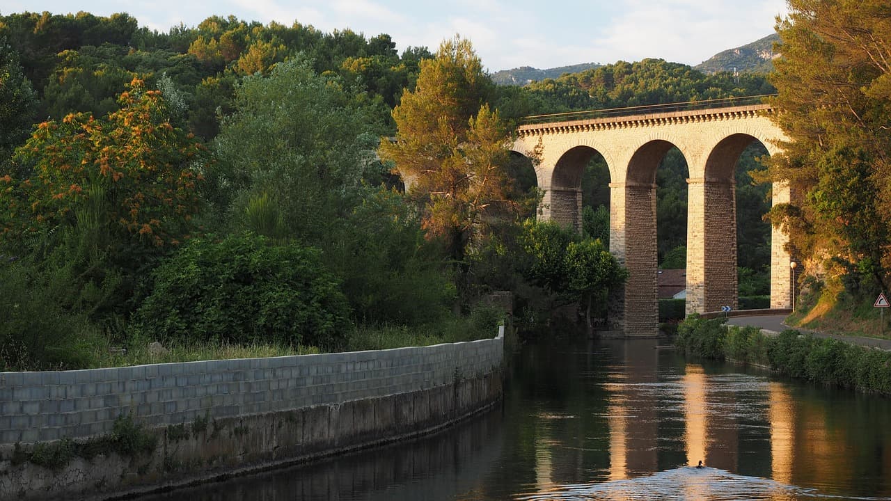 Viaducto sobre el paisaje, en el chat de Muelle de los Bueyes