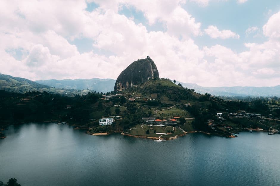 Paisaje natural de la roca de Guatapé, en la sala de chat de Girón