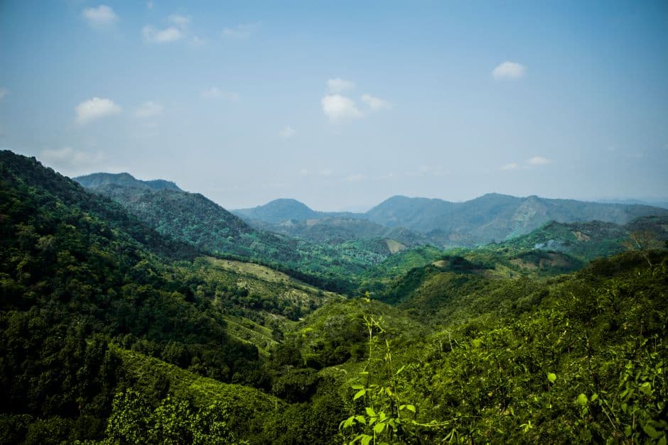 Vista aérea de una cadena montañosa, en el chat de Tiquisio