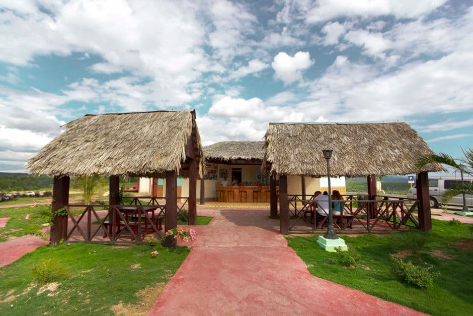 Bar con techos de paja a dos aguas, en el chat de San Rafael del Yuma