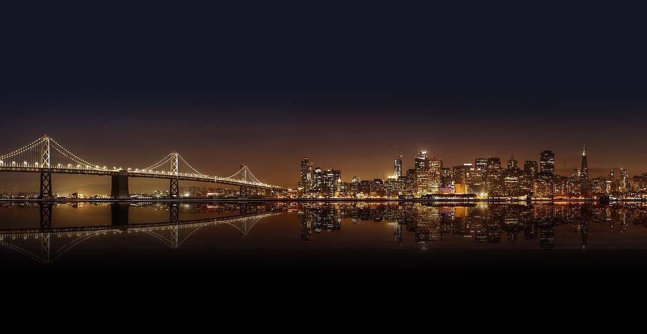 Puente entre los edificios de una ciudad, en el chat de San Francisco de Yojoa
