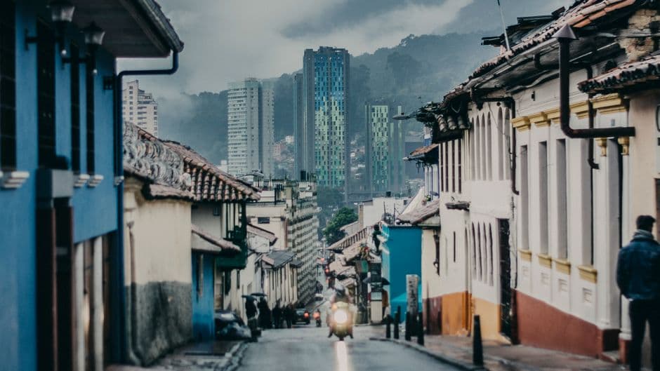 Pequeñas casas en una ciudad rodeada de montañas, en el chat de Facatativá