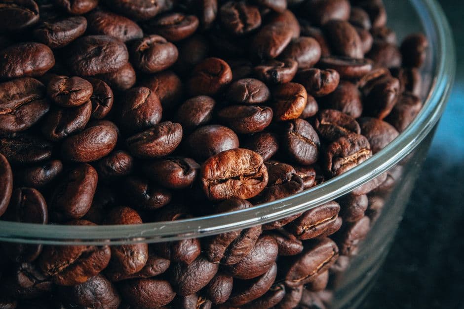Cuenco lleno de granos de café, en el chat de Gualaco