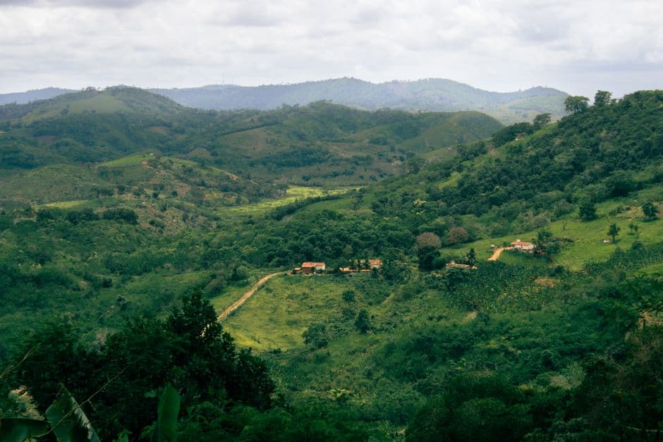 Casa de campo sobre colinas verdes, en el chat de El Porvenir