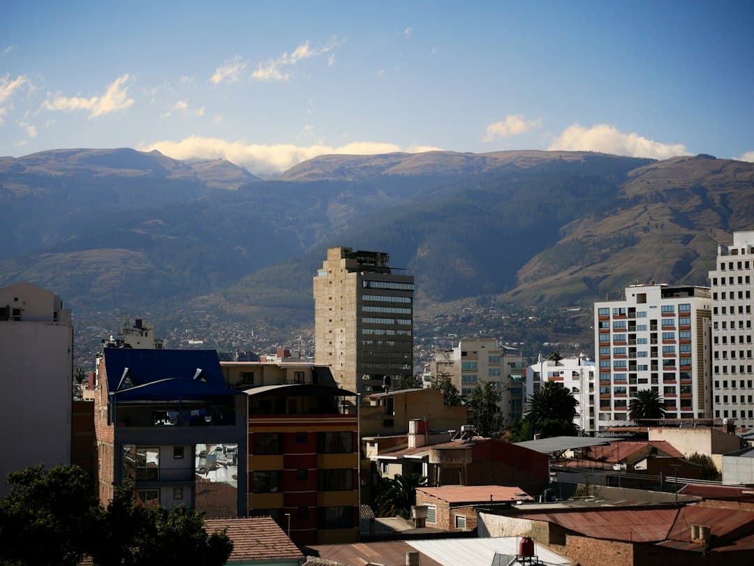 Vista de una ciudad con montañas al fondo, en el chat de Colomi