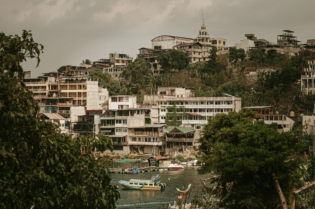 Pueblo en una colina junto a una masa de agua, en el chat de Santa Lucía Utatlán