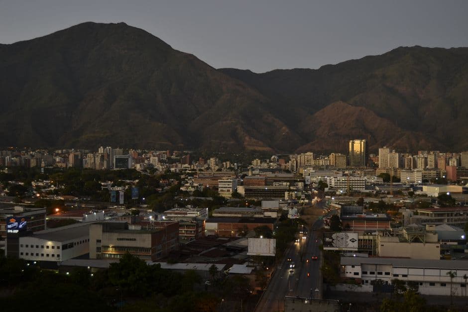 Edificios de la ciudad junto a montañas de color pardo, en el chat de El Callao