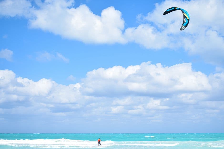 Persona practicando kitesurf en la playa, en el chat de Puerto Triunfo