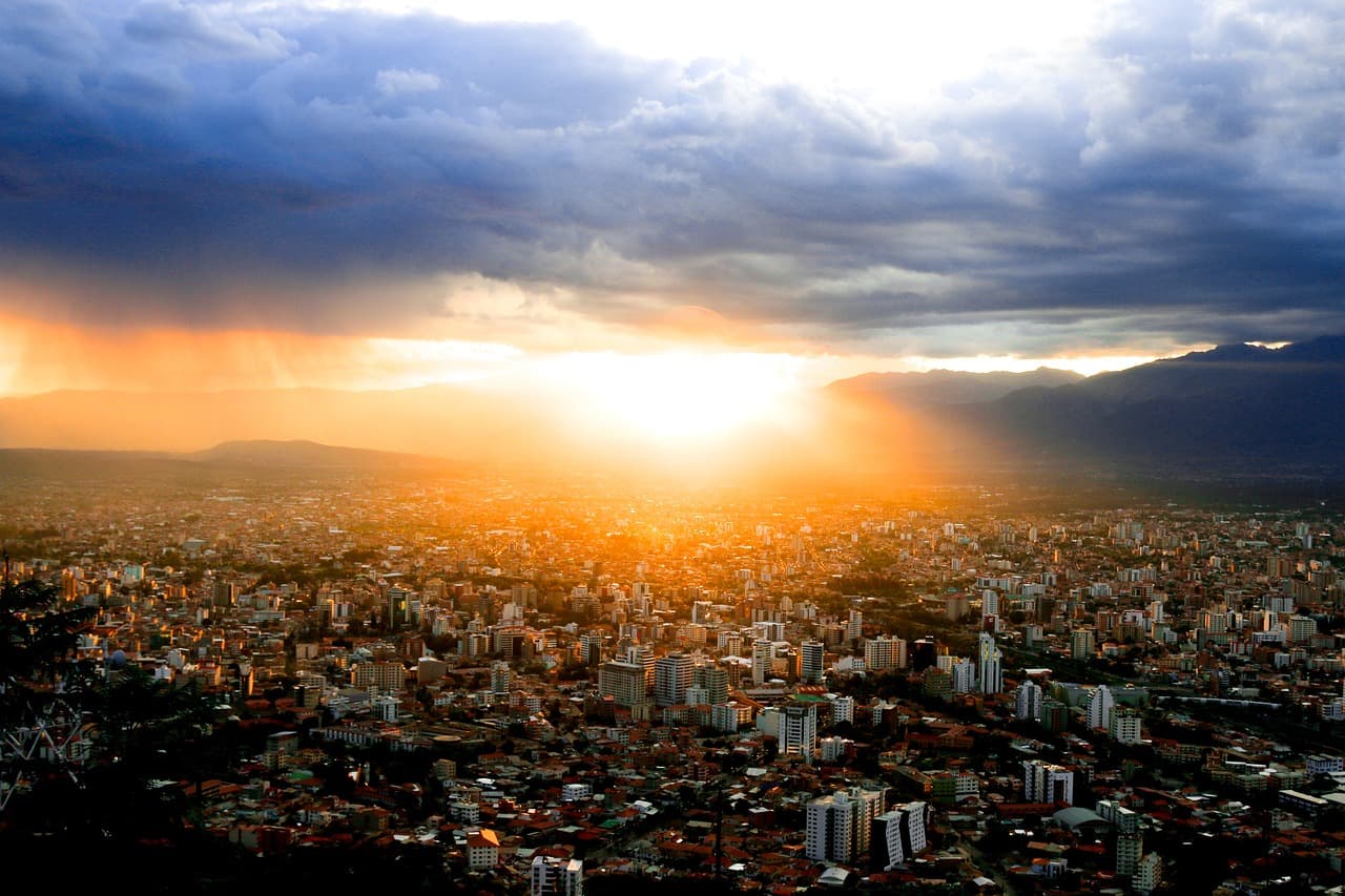 Edificios de una ciudad al atardecer, en el chat de Cliza