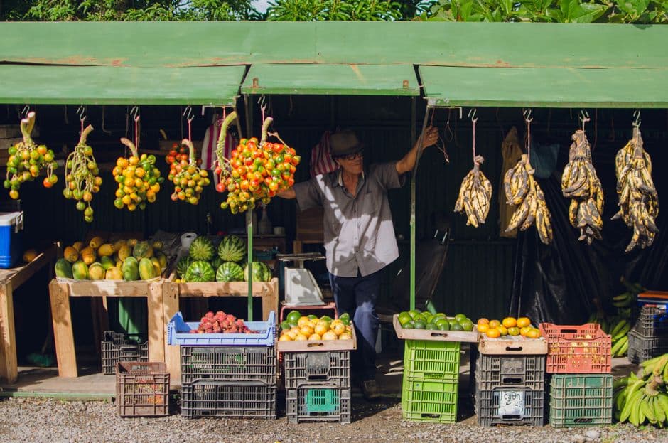 Frutas tropicales variadas en un puesto, en el chat de San Francisco de Dos Ríos