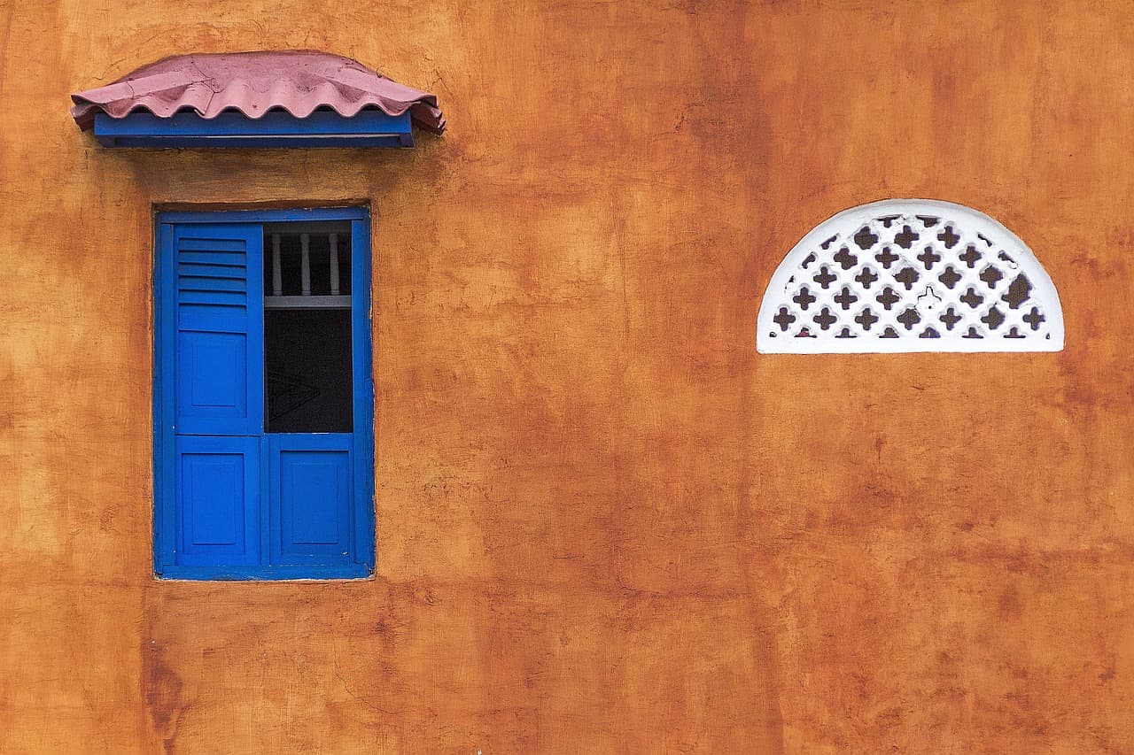 Ventana colonial con contraventanas en un edificio, en el chat de San Jacinto