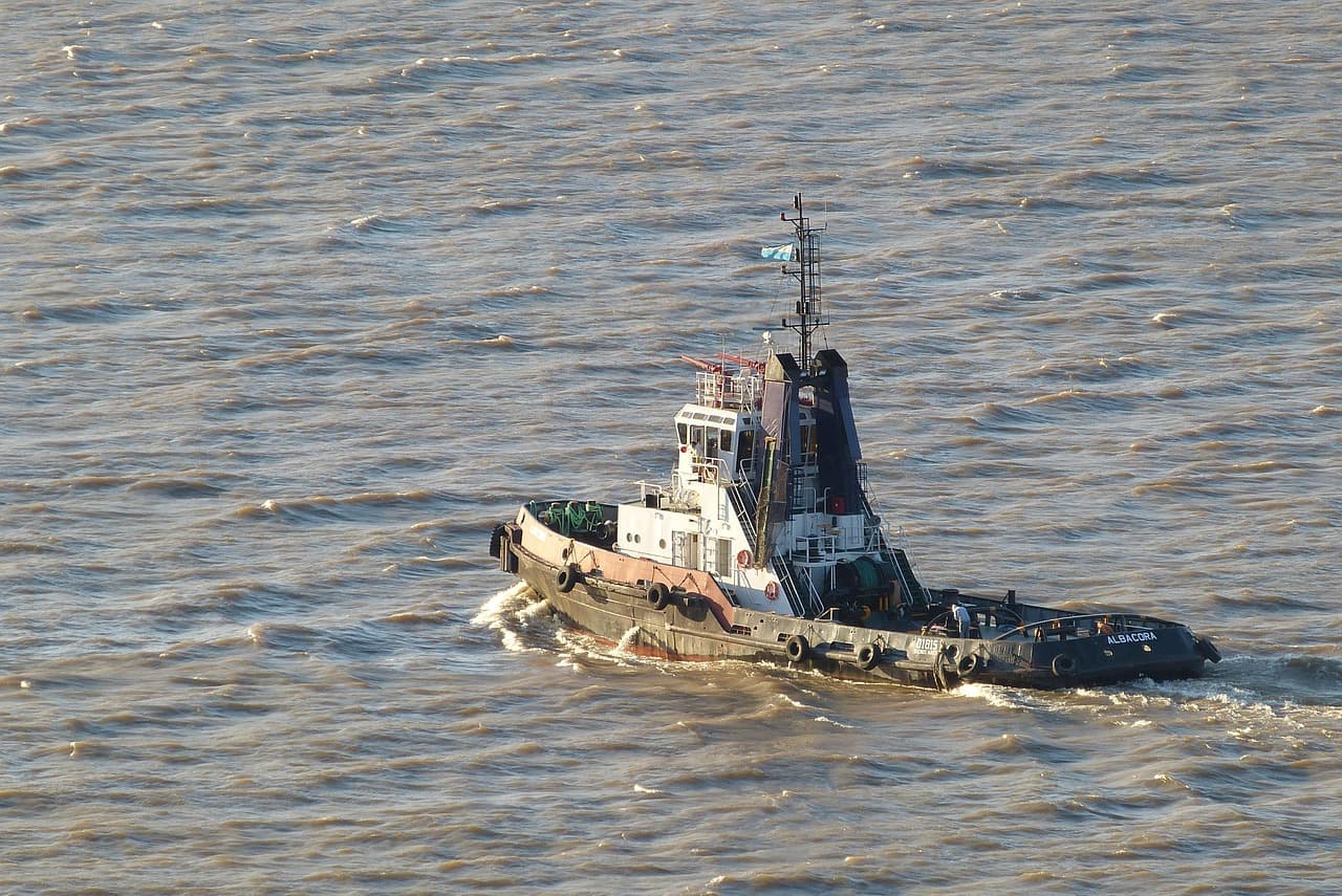 Barcas fluviales amarradas en la costa del río, en el chat de Coronda