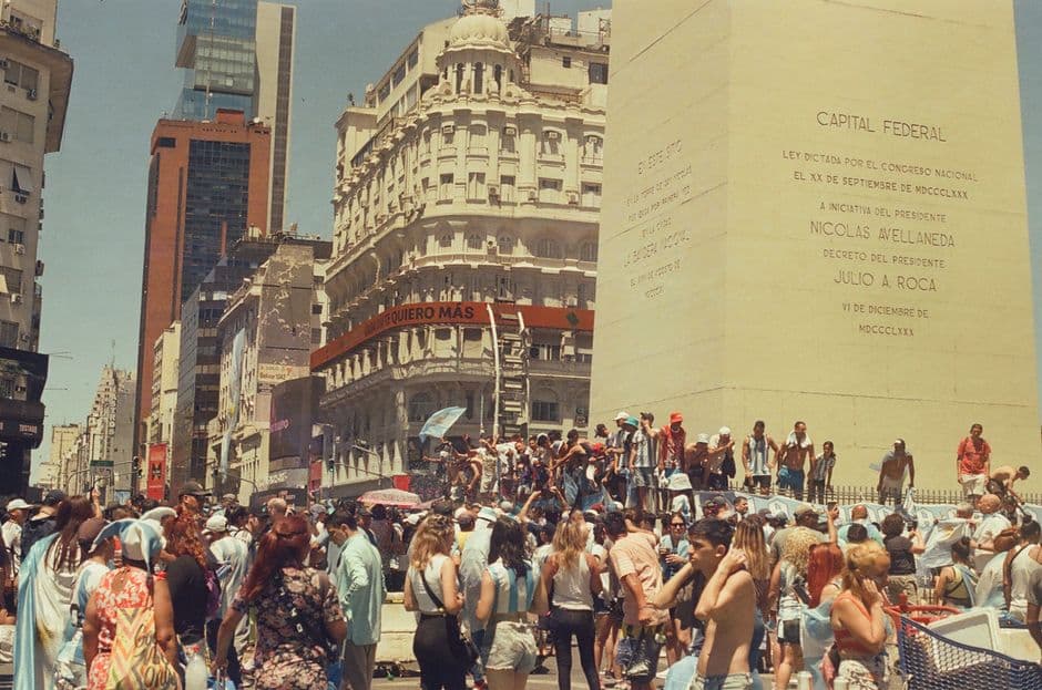 Gente llenando una calle entre edificios, en el chat de Federal