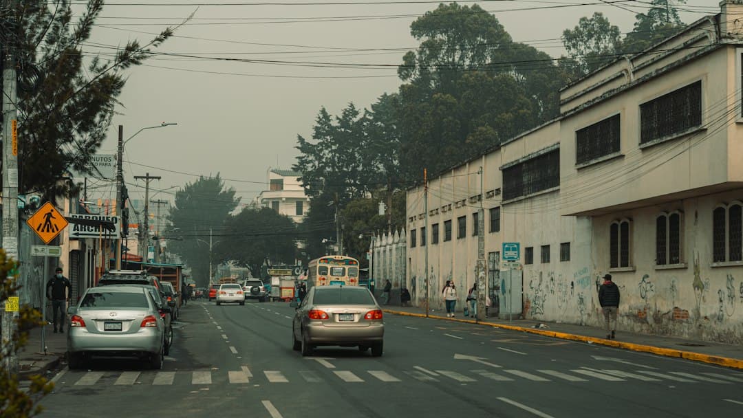 Calle con tráfico junto a edificios altos, en el chat de Salcajá