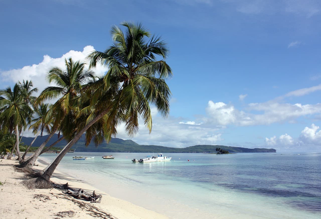 Playa caribeña de arena clara y aguas turquesas, en el chat de Galeras