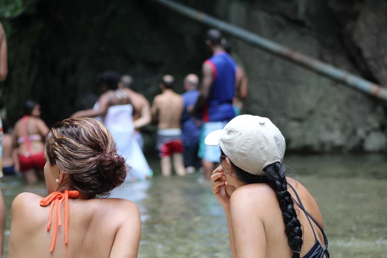 Mujeres en un río rodeado de naturaleza en Venezuela, en el chat de Agua Blanca