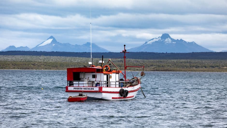 Barco frente a las montañas en Puerto Natales, en el chat de Puerto Natales