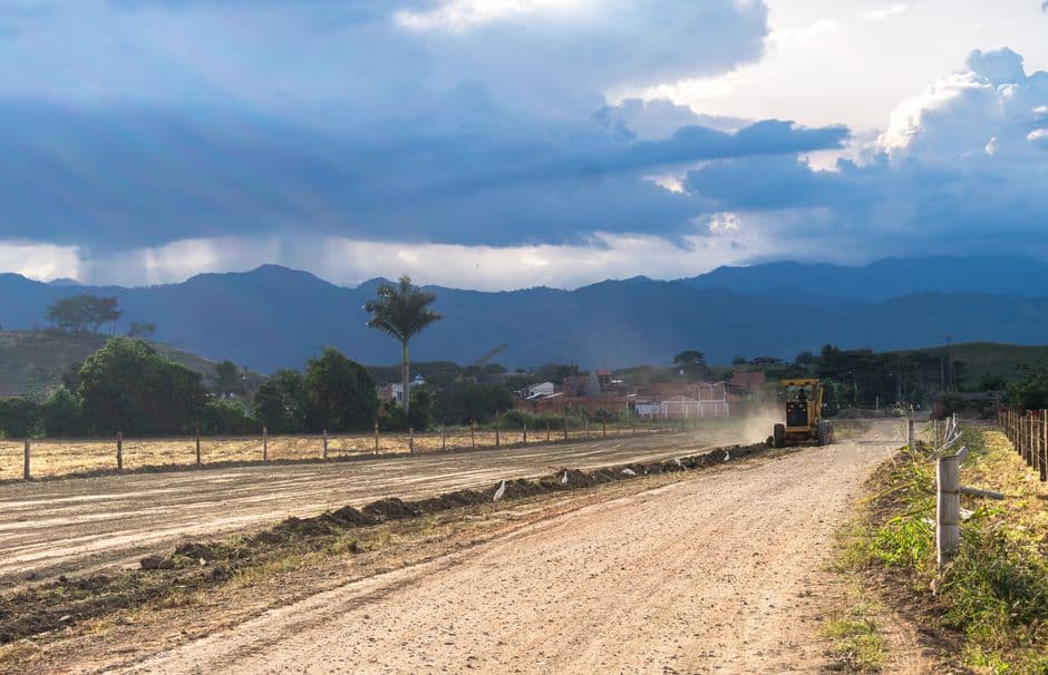 Tractor trabajando en un campo, en el chat de Almaguer