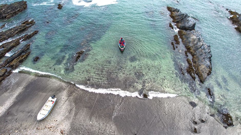 Vista aérea de barcas en la costa de Mariquina, en el chat de Mariquina