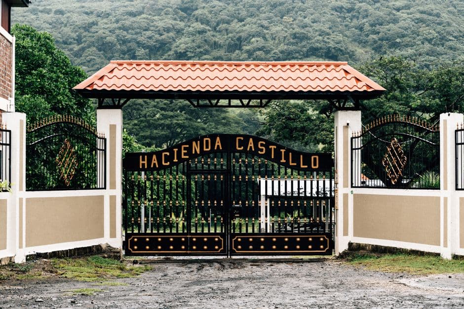 Portón rústico de entrada a una hacienda, en el chat de La Entrada