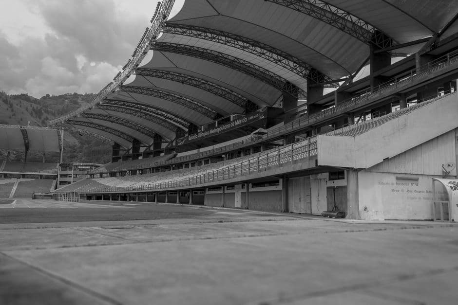 Estadio de fútbol moderno y vacío, en el chat de Urdaneta