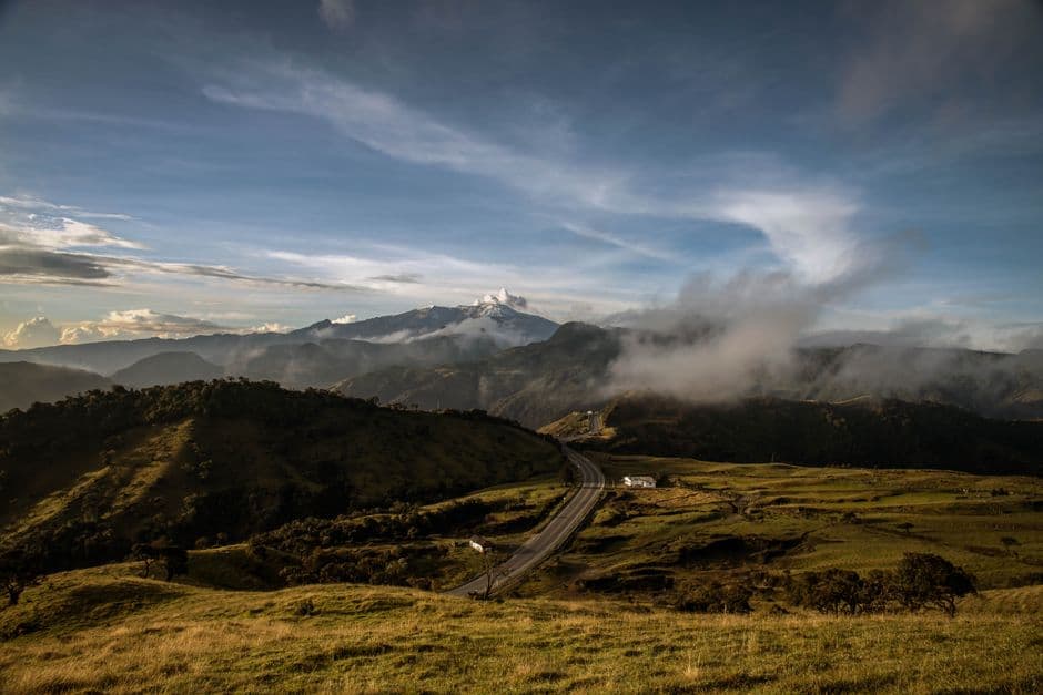 Prado verde en la montaña bajo un cielo azul, en el chat de Aguadas