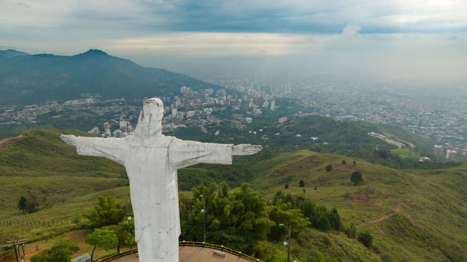 Estatua blanca de Cristo sobre una ciudad, en el chat de Montecristo
